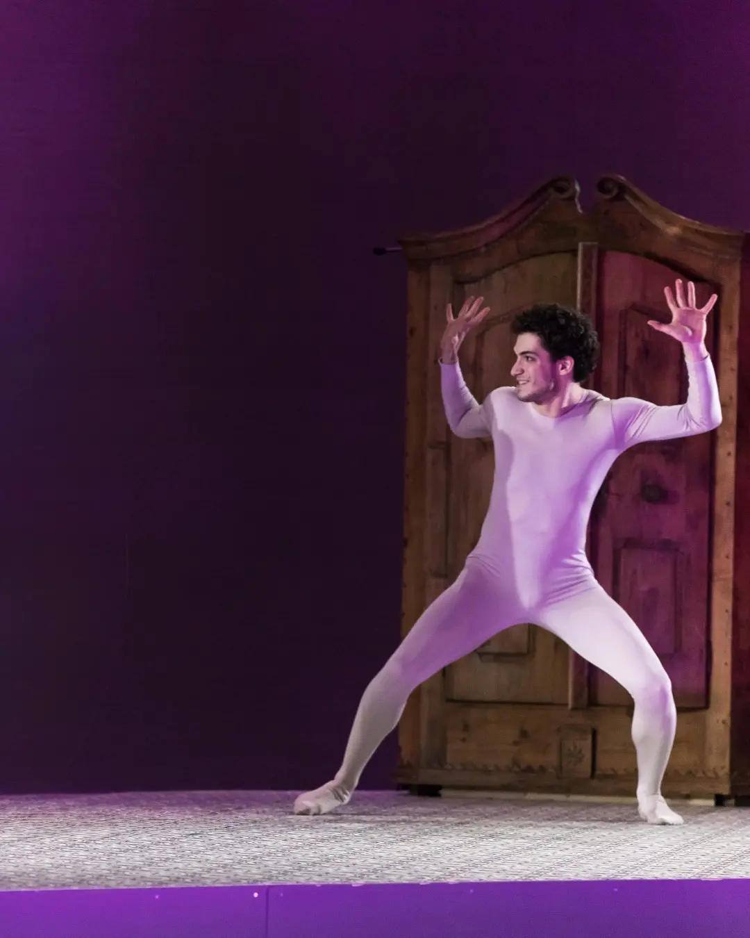 Baritone Biran Özgür Sariyer as Harlequin in Die vier Grobiane, Folkwang University of the Arts, Essen