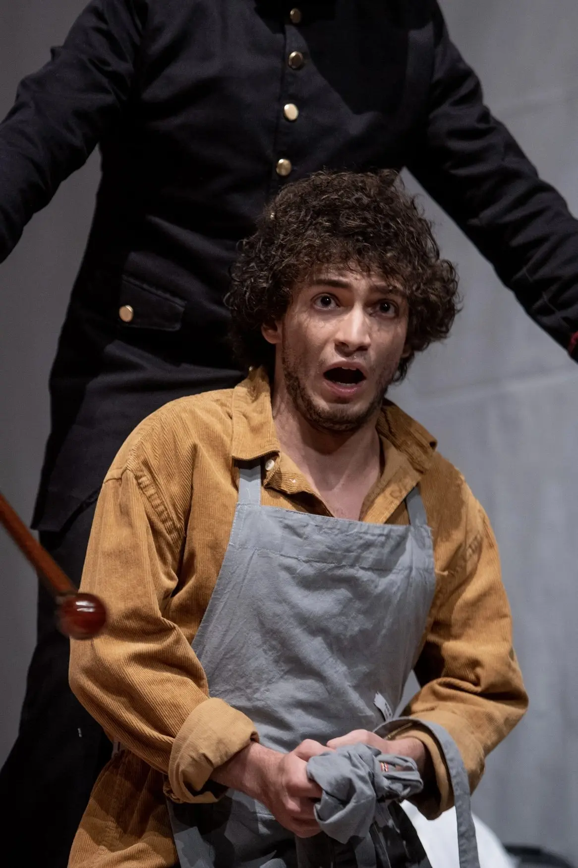 Baritone Biran Özgür Sariyer as Der Schneider in paradies.spielen, Bundesakademie für junges Musiktheater Rheinsberg