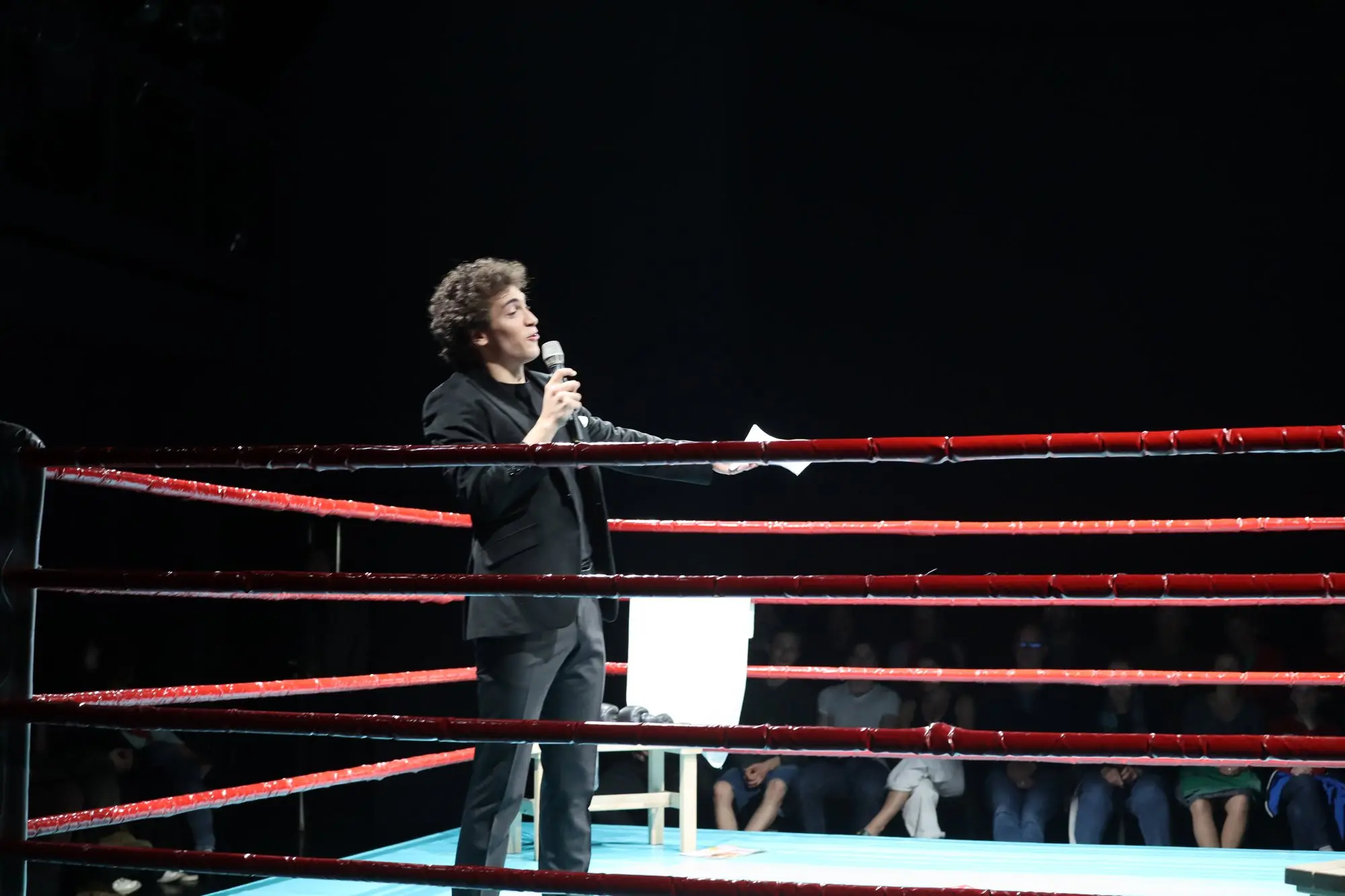 Baritone Biran Özgür Sariyer as host and narrator of StreitArt, opera! SommerWerkStatt