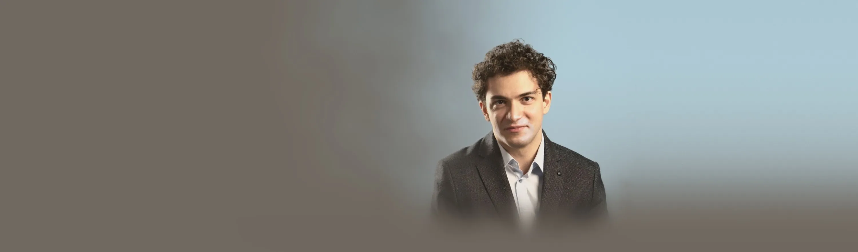 Baritone Biran Özgür Sariyer, studio portrait, grey jacket