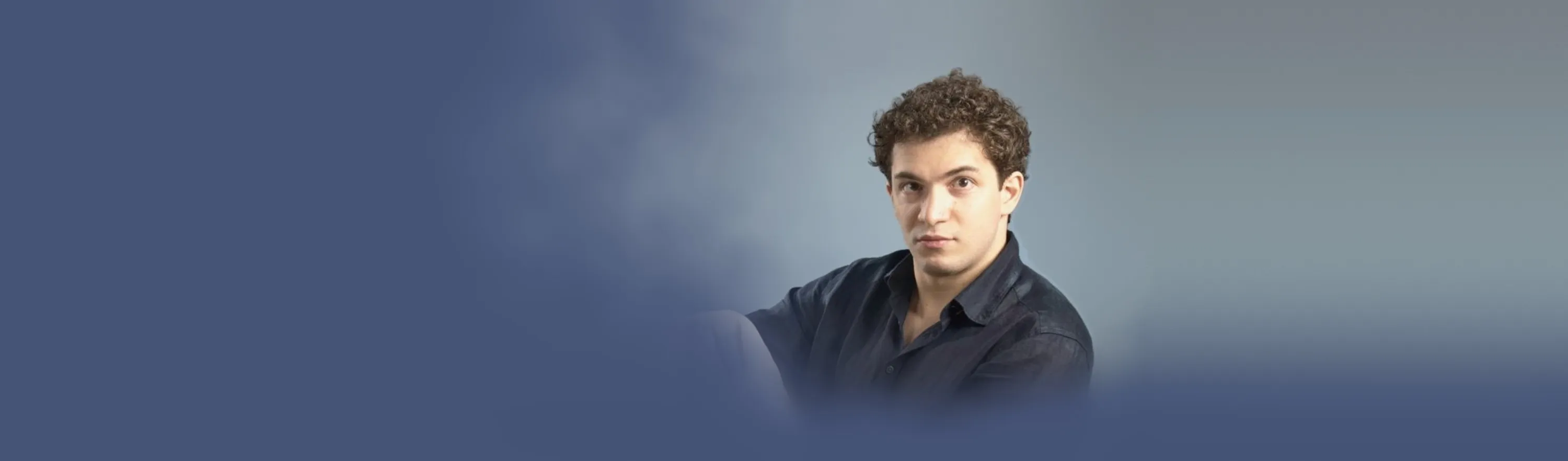Baritone Biran Özgür Sariyer, studio portrait, navy shirt