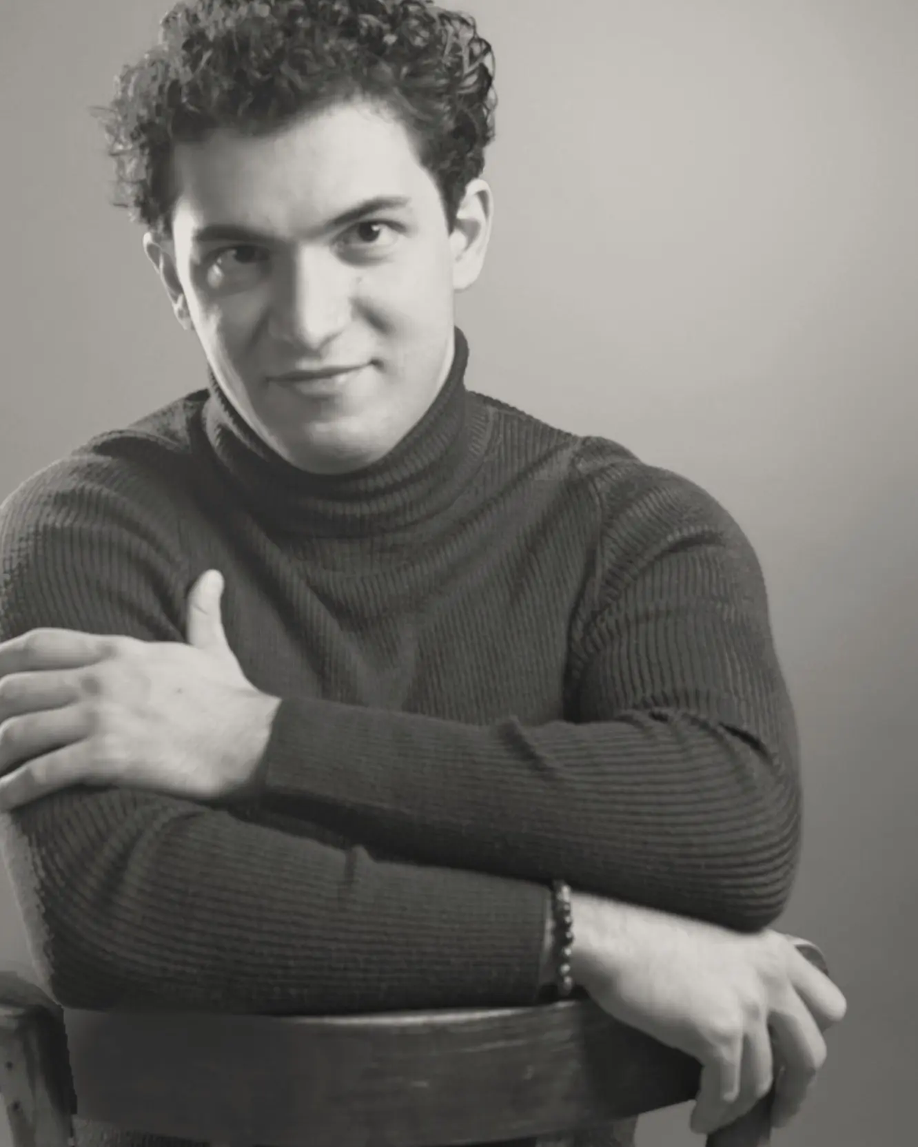 Baritone Biran Özgür Sariyer, studio portrait, green turtleneck