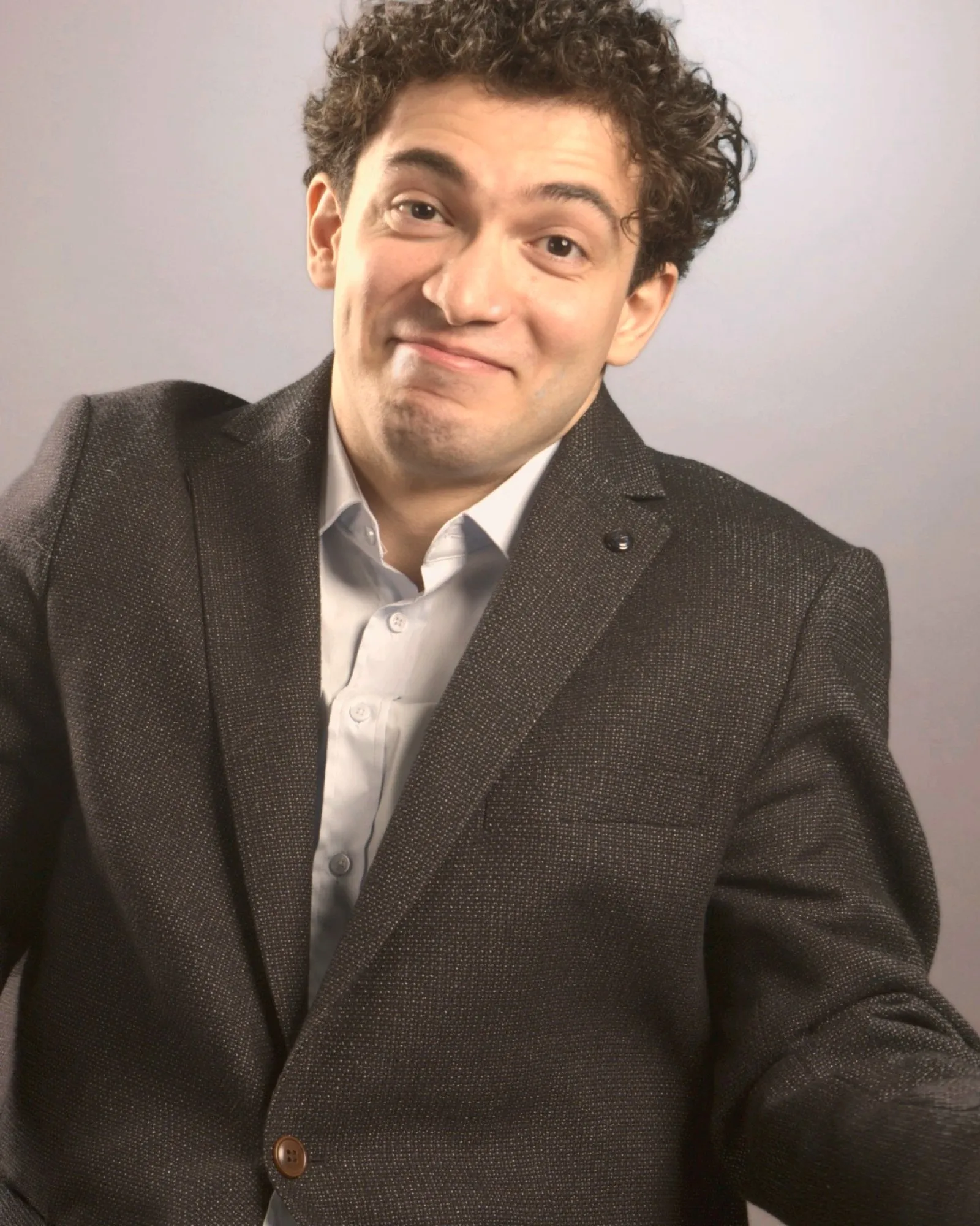 Baritone Biran Özgür Sariyer, studio portrait, theatrical shrug