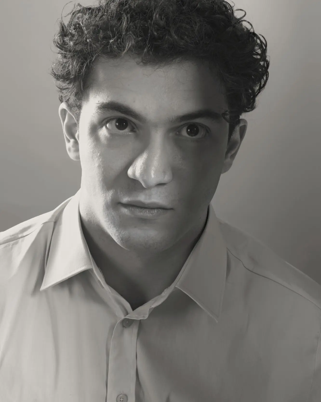 Baritone Biran Özgür Sariyer, studio portrait, light blue shirt
