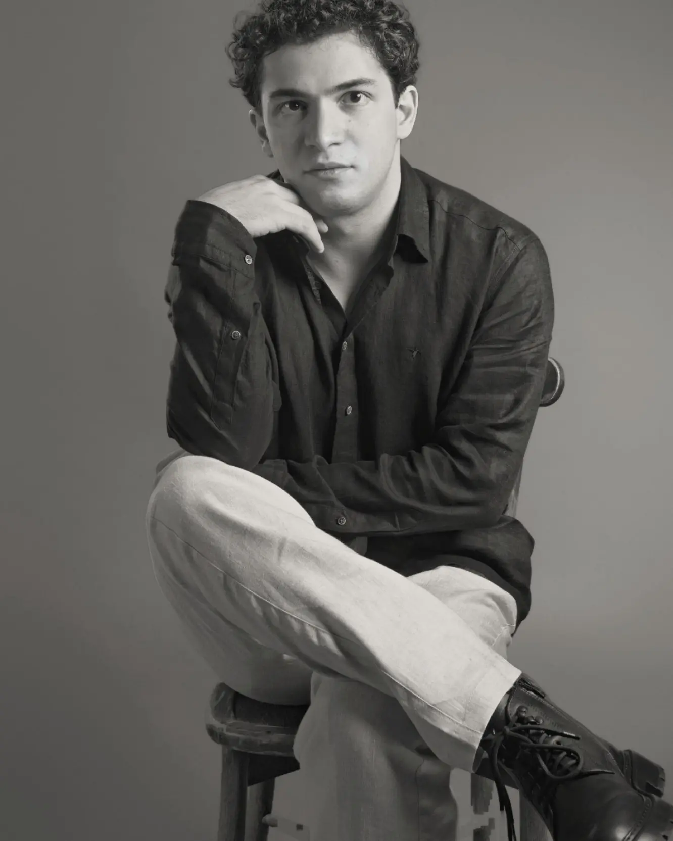 Baritone Biran Özgür Sariyer, studio portrait, navy shirt