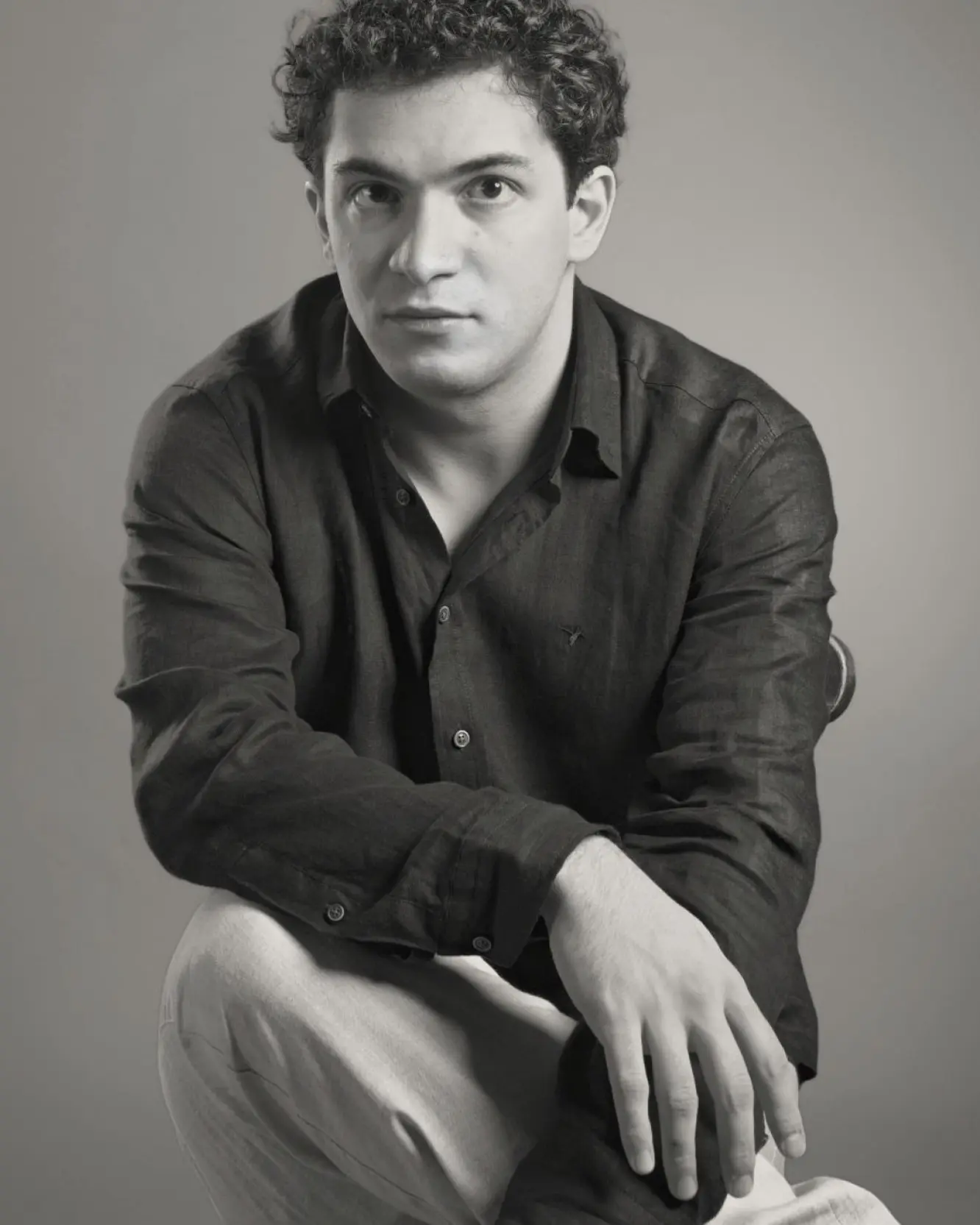 Baritone Biran Özgür Sariyer, studio portrait, navy shirt
